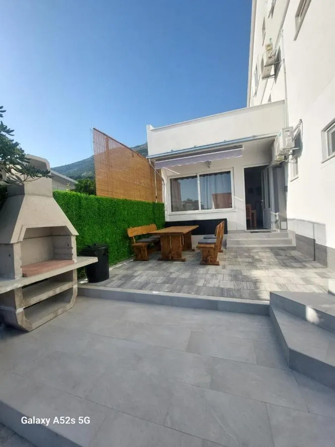 Roštilj u dvorištu